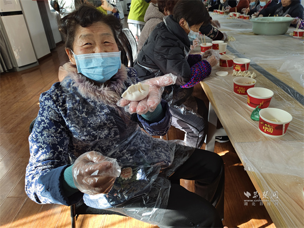 志愿者展示劳动成果.jpg