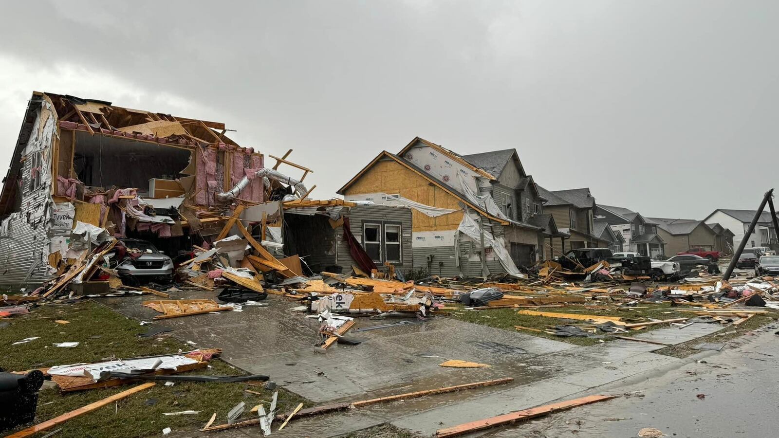 30多场龙卷风后，CNN：美国一座小城镇“消失”__财经头条