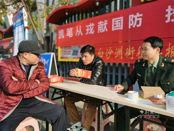 人武部工作人员一对一讲解征兵优惠政策.jpg
