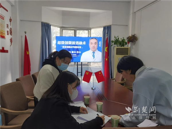 街道和余家头社区工作人员走访甲康医院.png.png