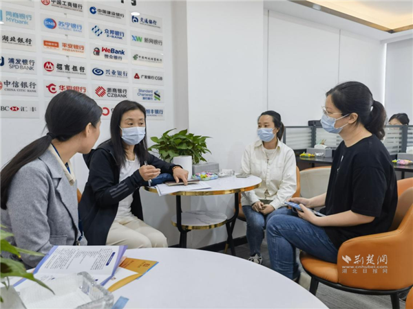 就业服务专员为企业上门宣传企业社保补贴政策1.png.png