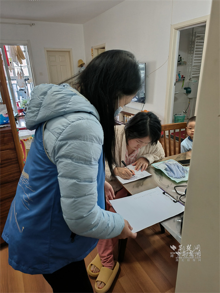 社区居民填写问卷调查.jpg