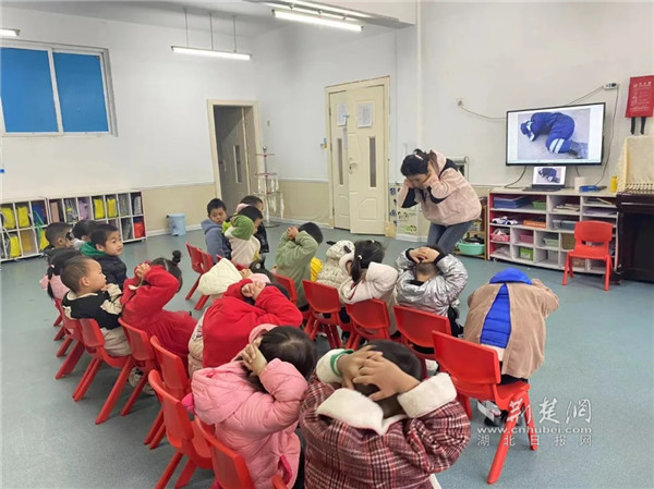 指导老师向青少年儿童讲解预防措施.jpg