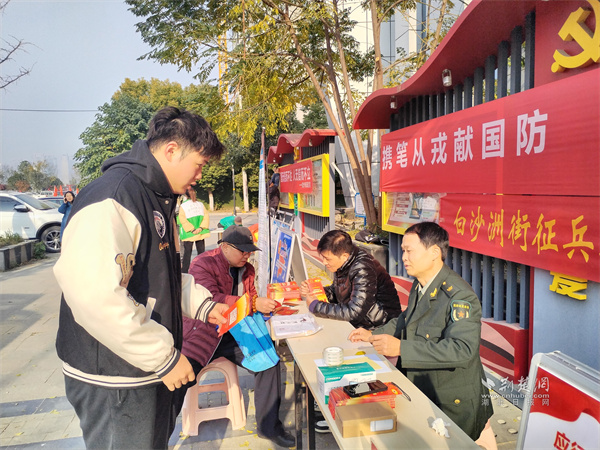 人武部工作人员耐心讲解征兵政策及流程.jpg