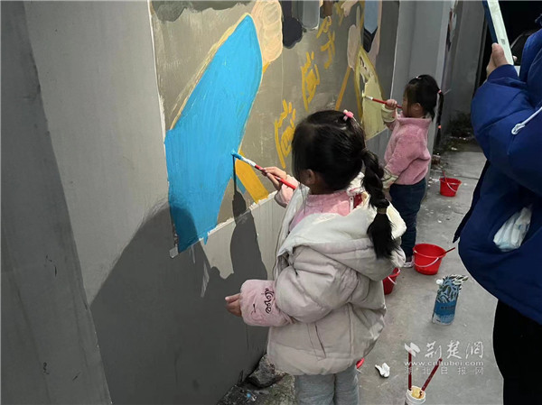 小小志愿者参与墙绘.jpg