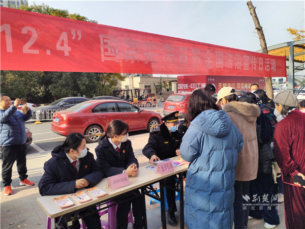 向居民群众提供法律咨询服务.jpg