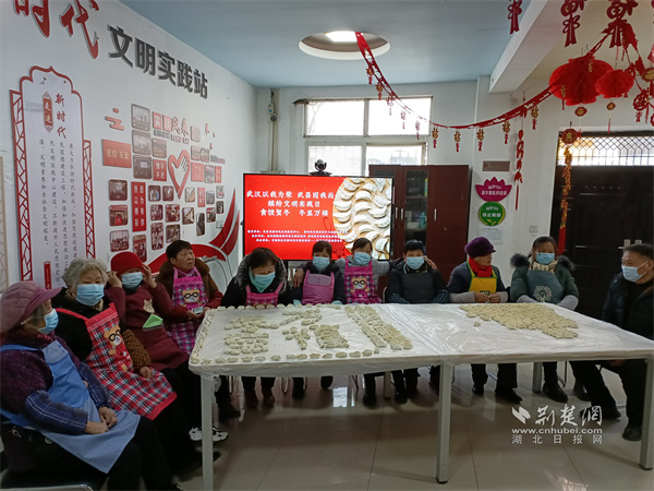 志愿者们在“冬至万福”前合影.jpg