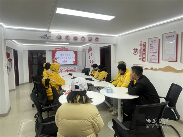 爱佳合伙人团队律师进行普法讲解.jpg