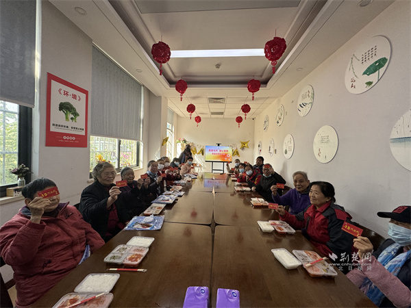 发放爱心餐券.JPG