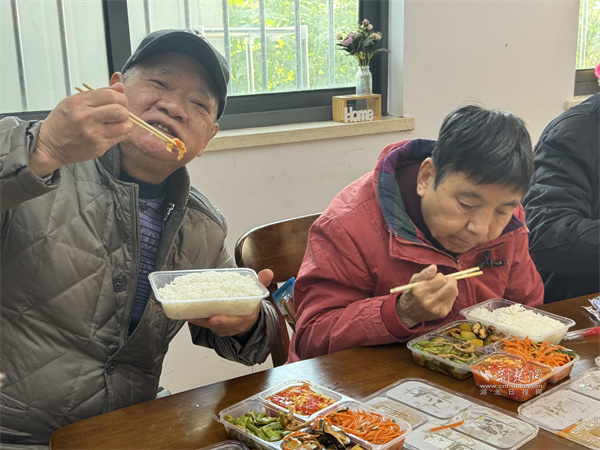 老人们享受爱心餐.JPG
