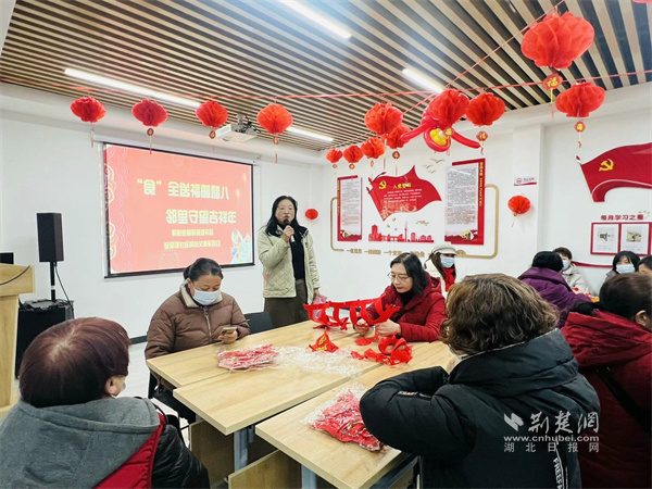 手工爱好者为居民剪窗花.jpg