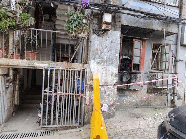 网格员在周边拉起警戒线，建立围挡，张贴警示标语.jpg