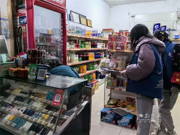 社区工作人员开展消防夜查活动.jpg
