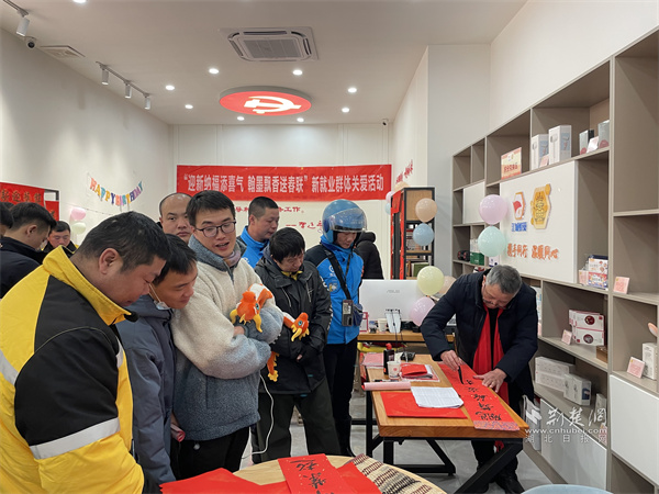 书法老师带领大家一起写春联.jpg