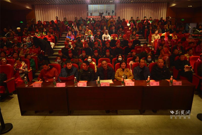 活动现场，干部群众欢聚一堂.JPG.JPG