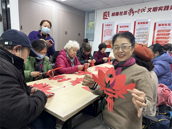 居民展示廉政剪纸作品.jpg