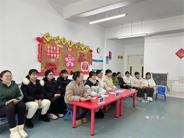 职工现场观摩学习.jpg