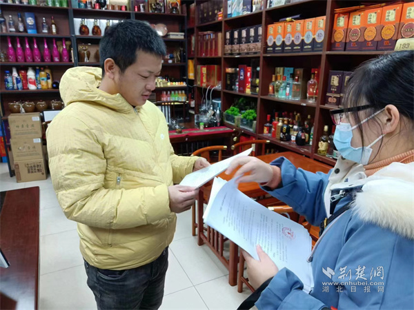 社区工作人员向宜品尚商户宣传诚信经营.jpg