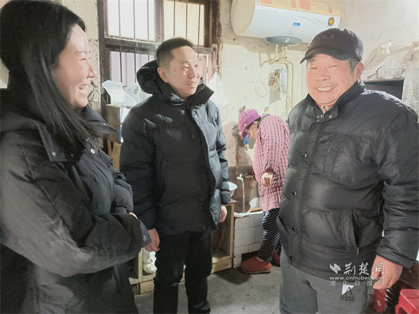 人大代表史果在梅花苑社区走访慰问.jpg