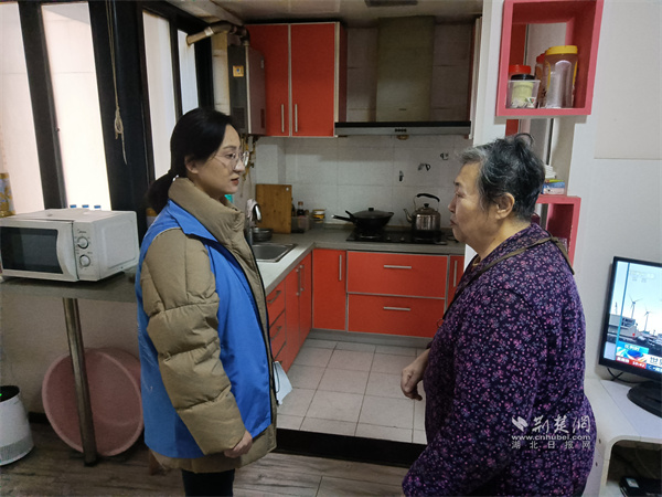 社区网格员上门2.jpg
