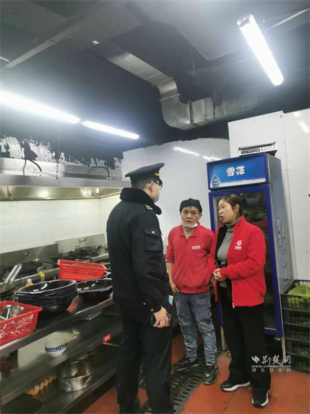 执法队员现场与商户宣传沟通.jpg