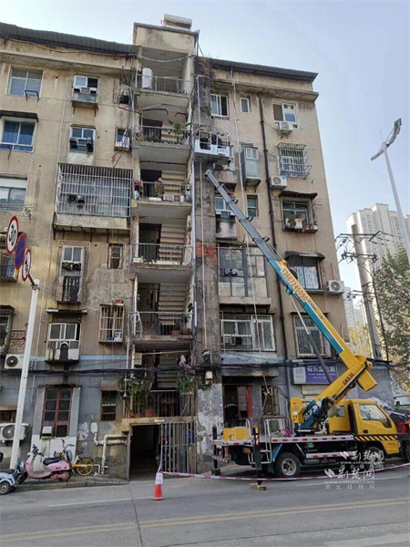 施工方修缮外墙 .jpg