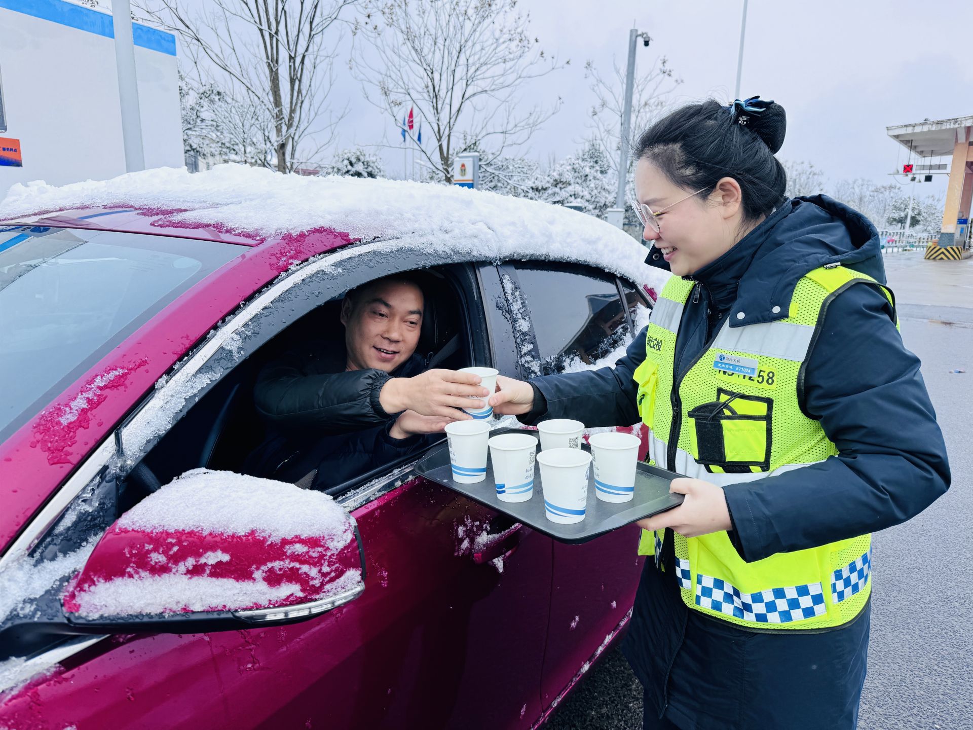 收费站为滞留司乘送姜茶.jpg.jpg