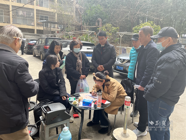 徐海石代表现场指导居民缴纳燃气入户安装费.png.png