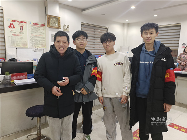宣传过程中，志愿者捡到居民手机，及时还给居民.jpg