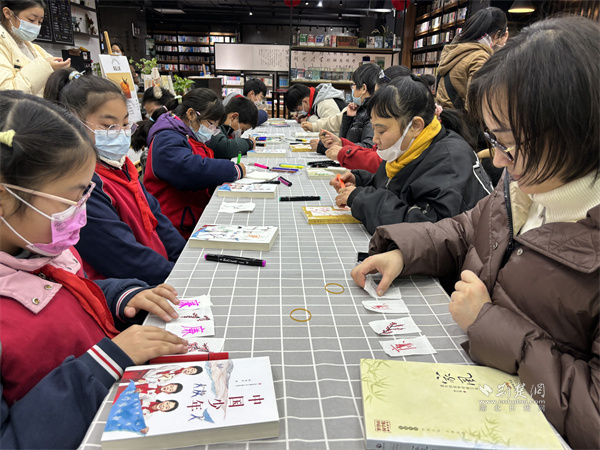 现场小学生和家庭代表为灯纸绘“廉”.jpg