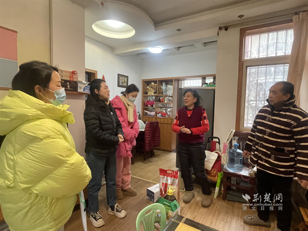 人大代表刘青在佳韵社区走访慰问.png.png