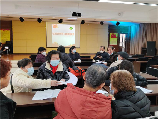 居民在活动中交流分享.png.png