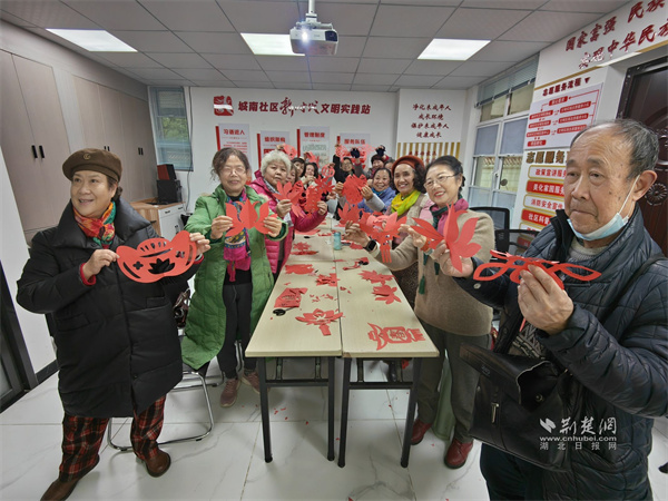 城南社区居民集体展示廉政剪纸作品.jpg