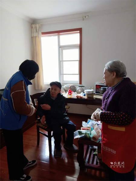 社区工作者入户向高龄老人讲解冬季安全用火用电用气常识.jpg