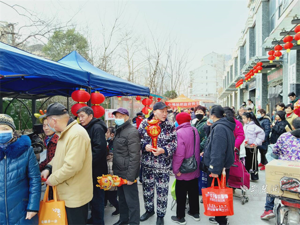 多彩老街庙会“人气满满”.jpg