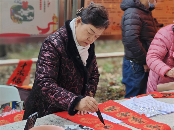 翰墨飘香送祝福——书法爱好者书写春联.jpg