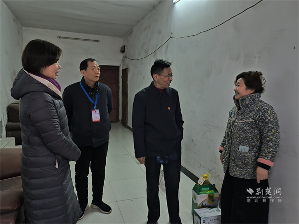 在困难重症选民高光华家中.JPG