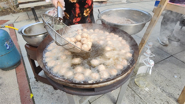 炸圆子活动现场.jpg