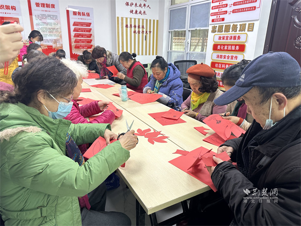 城南社区居民认真剪纸中.jpg
