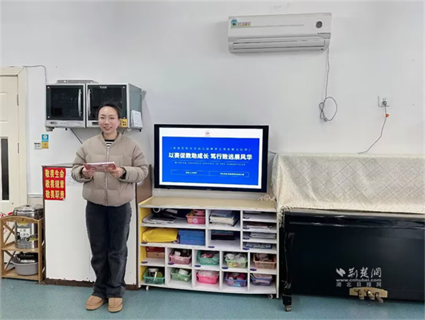 主持人宣布比赛流程和评分标准.jpg
