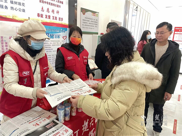 湖北报业集团现场为居民免费赠刊送牛奶.jpg