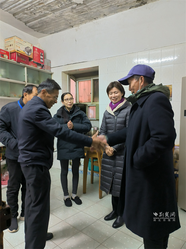 在困难重症选民孙华清家中.JPG