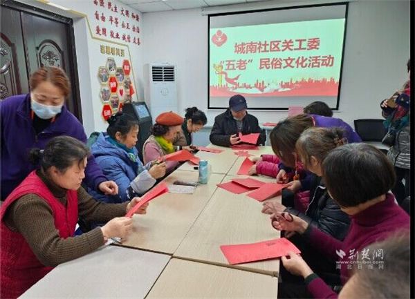 工作人员现场指导剪纸技巧.jpg