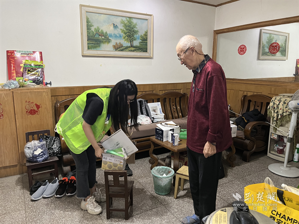 网格员帮忙整理家里杂物.png.png