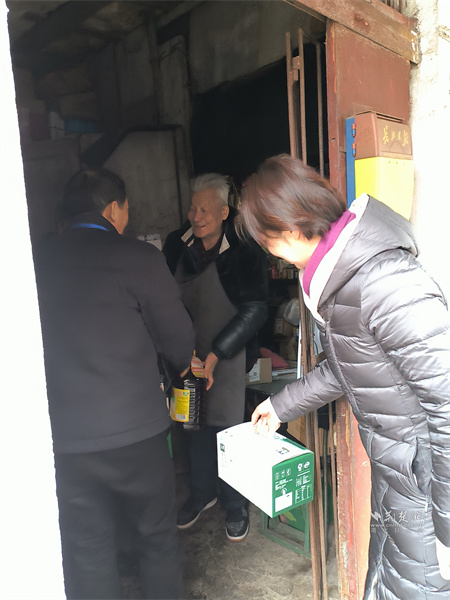 在高龄老人赵述煜家中.JPG