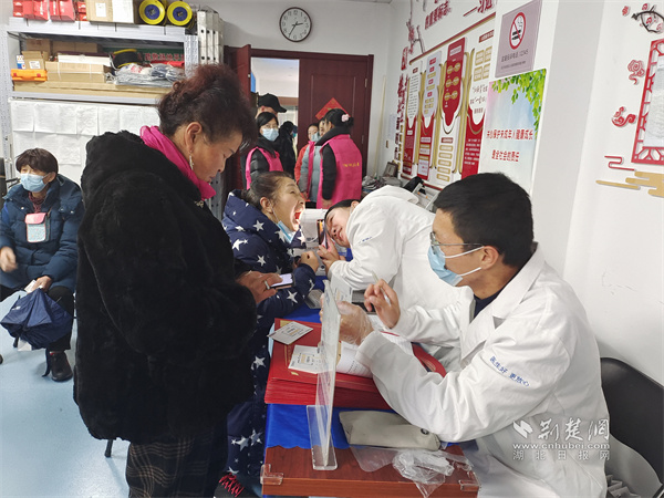 咿呀口腔医疗机构为老年人检查口腔.jpg