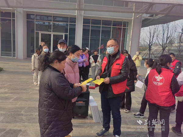 禁毒社工现场发放宣传手册.png.png