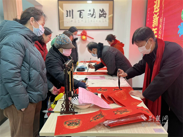 书法爱好者现场为居民写对联.jpg