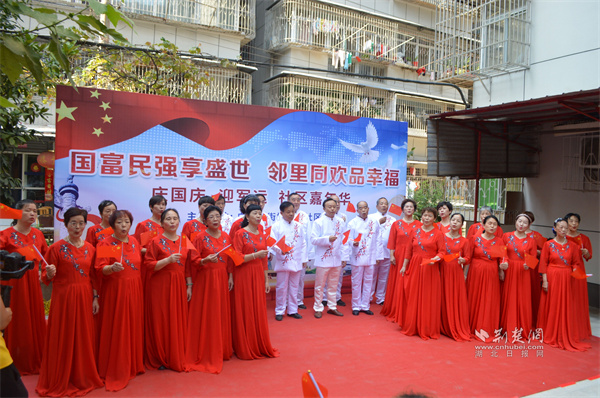 杨大荣组织丰富多彩的文艺活动.jpg