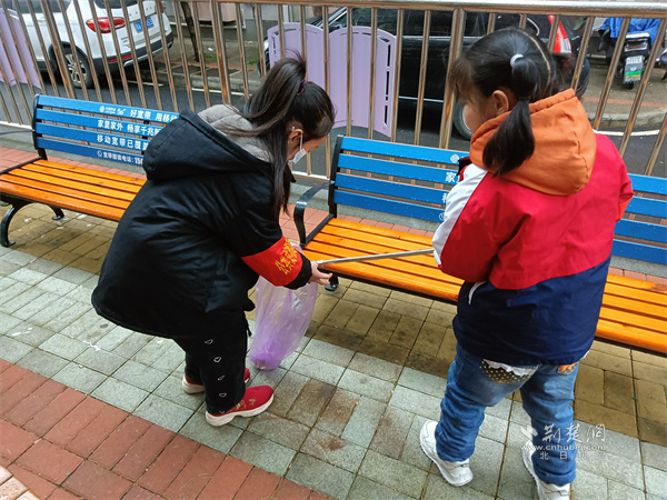 小学生同五老清洁家园4.jpg